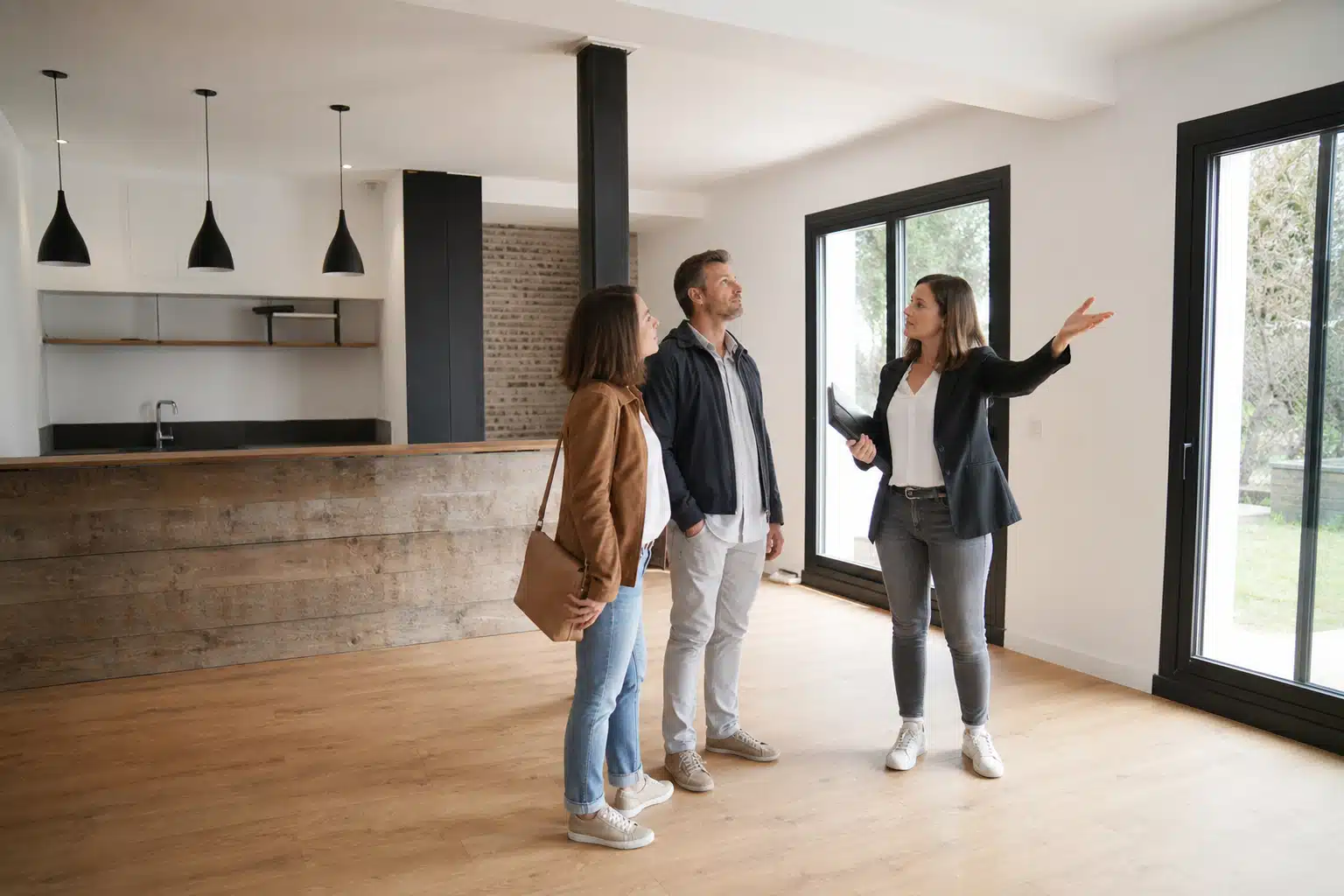 Agent immobilier montrant les pièces d'un appartement vide